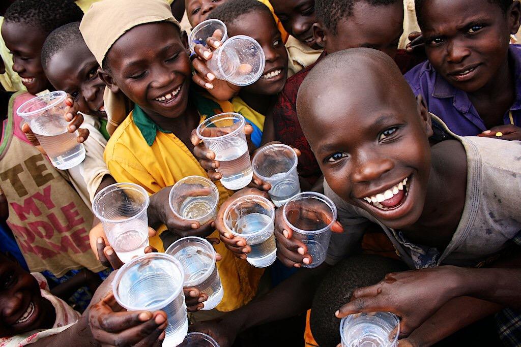 legendarykofie's tweet photo. Women &amp; Children walk an average distance of four miles daily to get clean water. http://t.co/5IshR5hbyO