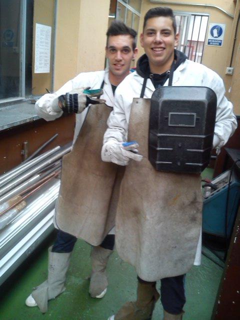 SergioNambro15's tweet photo. Un poquito de soldadura con @sergi_keko y @keevin1425 http://t.co/ifUDWBsKWn