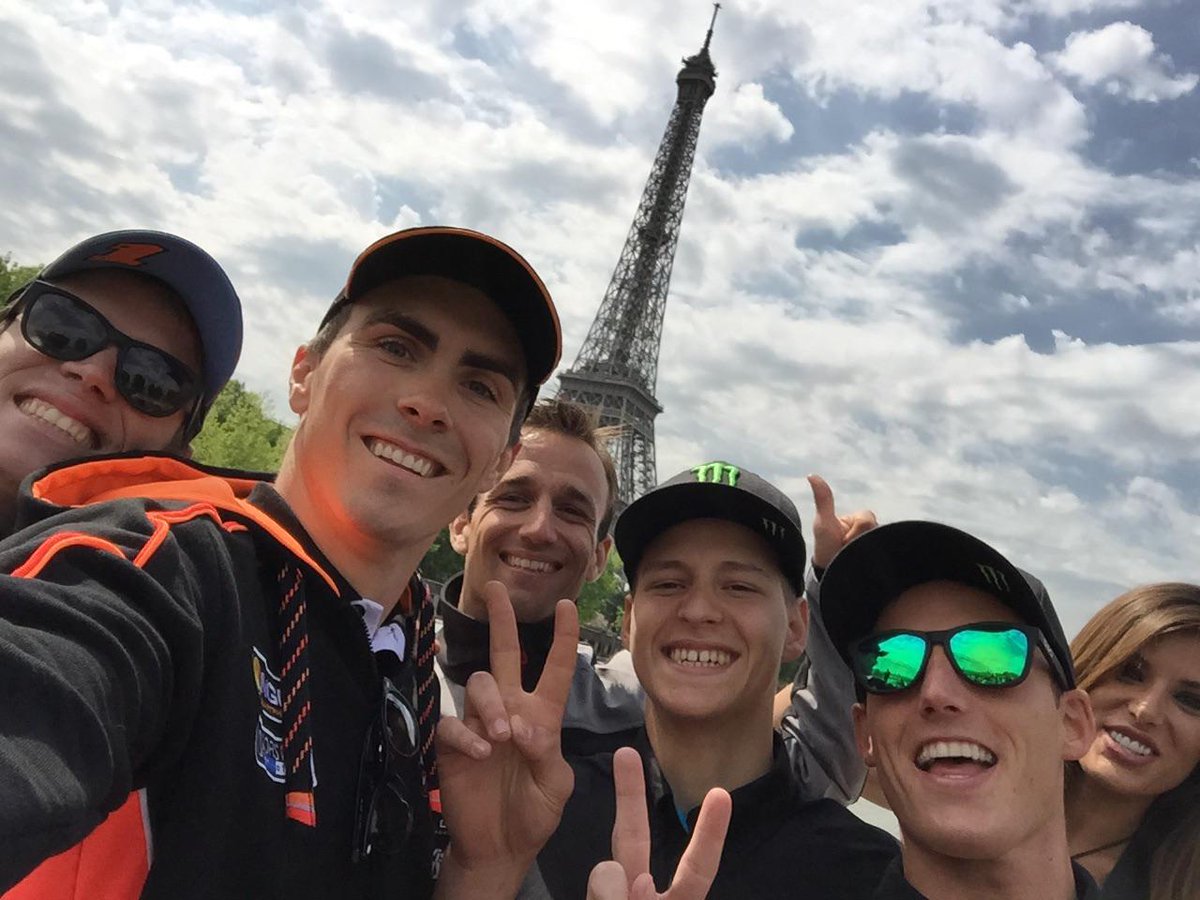 From Paris with Love.
<a href="/lorisbaz/">Loris baz</a>, <a href="/polespargaro/">Pol Espargaró</a>, <a href="/FabioQ20/">fabio quartararo</a>, <a href="/TitoRabat/">Tito Rabat</a>,#JohannZarco. #FrenchGP
instagram.com/p/2n214-vNzZ/?…