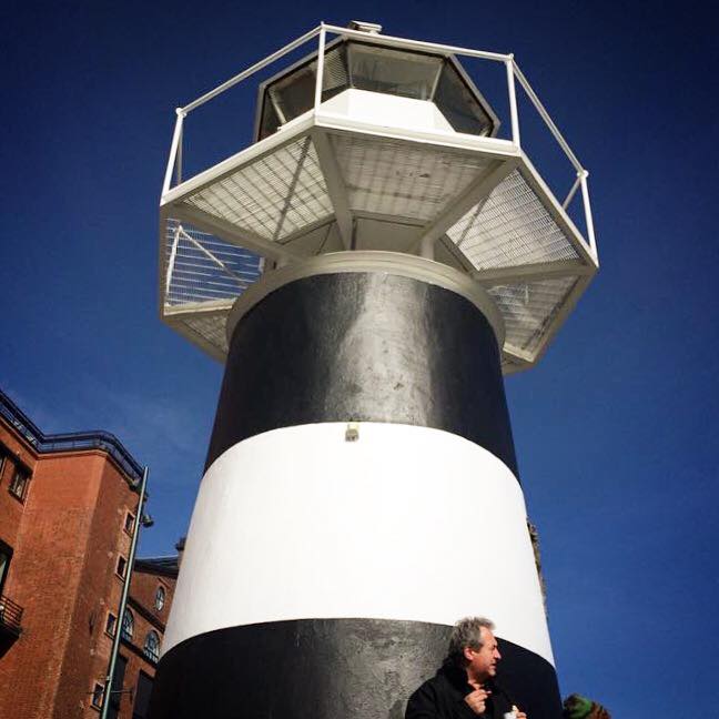 Lektern's tweet image. Lekter’n fun fact: Fyrtårnet på bildet er gitt Aker Brygge i gave fra Lekter’n og fraktet hele veien fra Trøndelag!