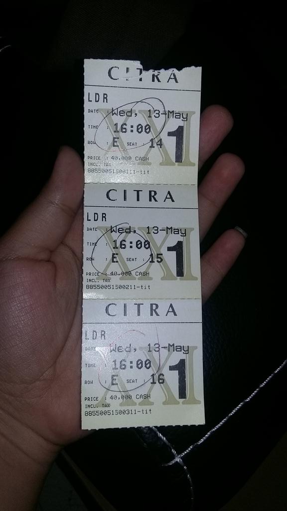 FC_AlGhazali's tweet photo. Tiket nonton LDR masih disimpen :)
@AlKohler7 @BramastaVerrell @aurelie_moe http://t.co/hmiNlHlGDb