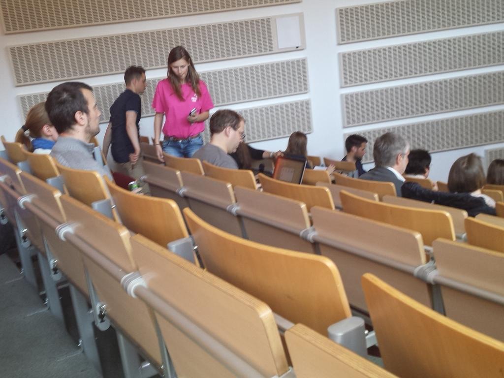 SarahEsseqqat's tweet photo. La salle se remplit ... #ConférenceEAM #NUITDESMEDIAS15 http://t.co/6DSmaet2Ys
