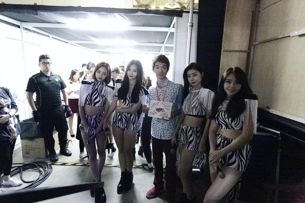 lix_lee007's tweet photo. Backstage with @Girls_Day_Sojin @Girls_Day_Yura @Girls_Day_Minah @Girls_Day_Hyeri at #KSTARFF in Singapore http://t.co/PsJF6vBKiD