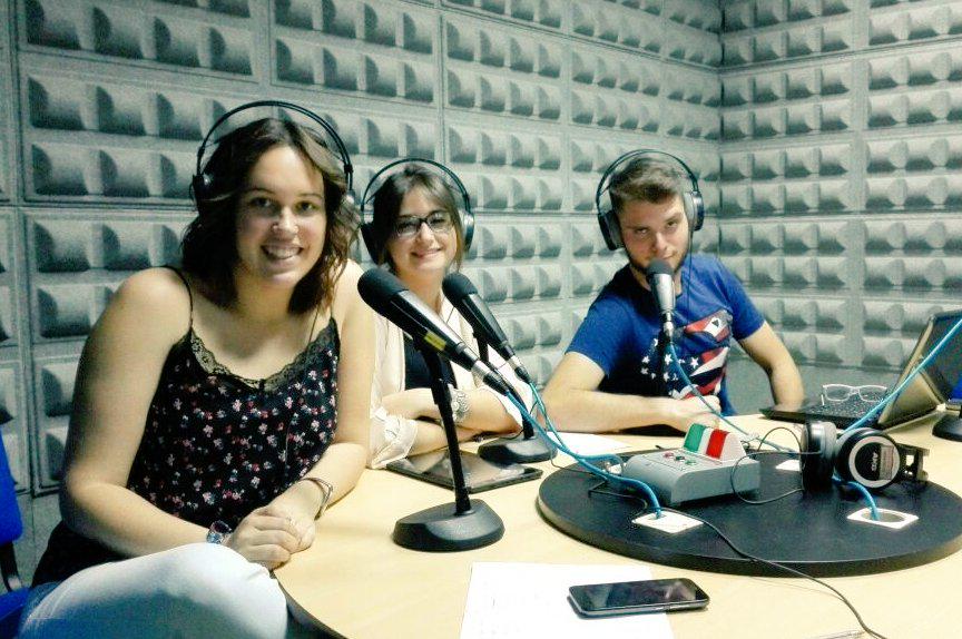 ChascoDia's tweet photo. Os dejamos una foto de el programa de hoy! #ChascoDeDía @JMMartiGuti @paufe1 @BelenGom_ http://t.co/qVFaDQFwUt