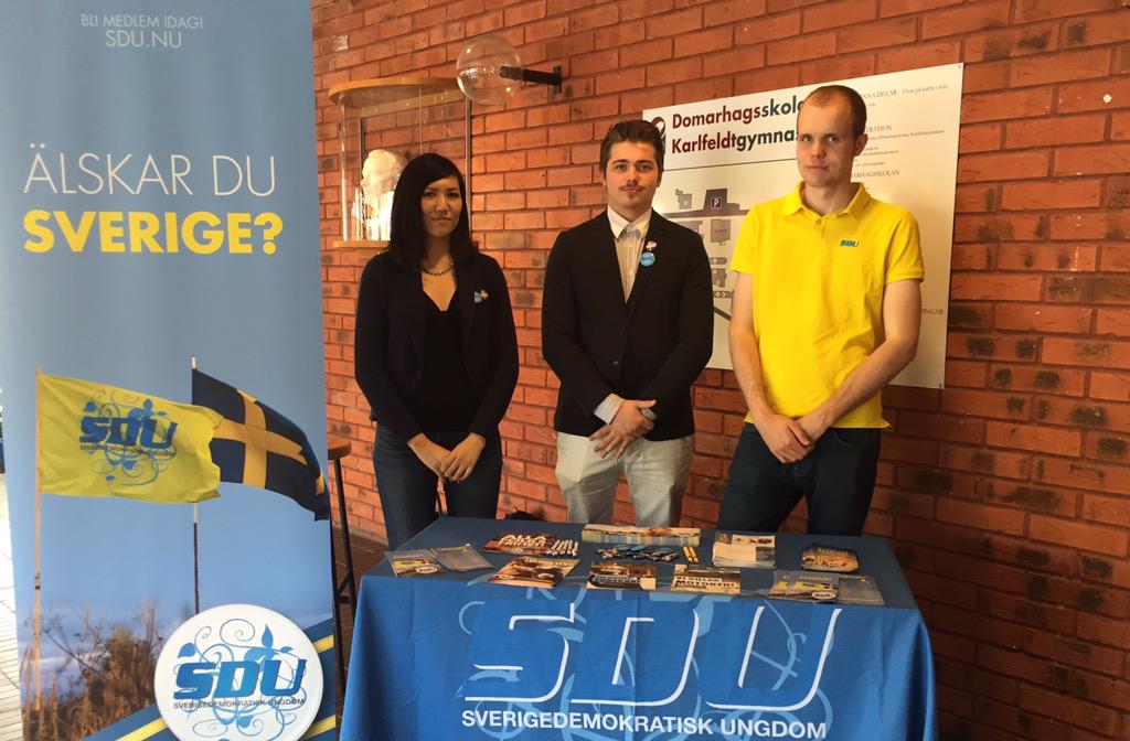 SDUDalarna's tweet photo. Från dagens besök på Karlfeldtgymnasiet! Lugn dag där våra snygga SDU- och stolt svensk-pins blev populära :) http://t.co/fXo0DyYO48