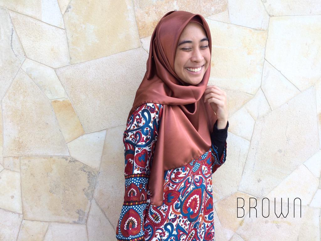 hijabalaya's tweet photo. Square scarf. Rm18 . Material dull satin crepe http://t.co/dv3m5fZyFq