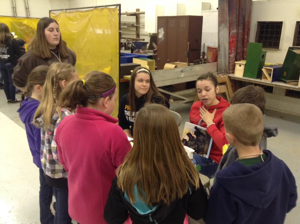 CrawfordFFA's tweet photo. Crawford elementary students learning about pigs. http://t.co/z69KvH0t2B