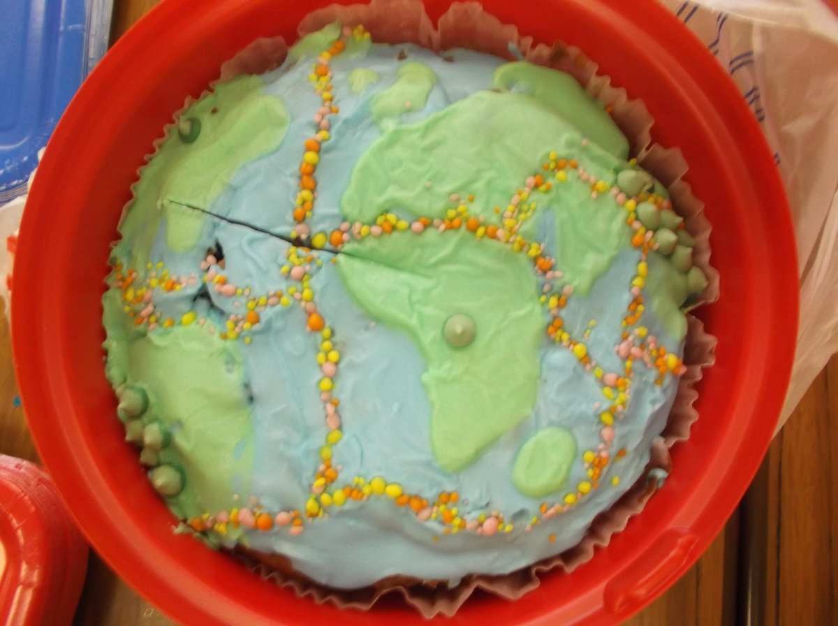 AbbeyGeogAC's tweet photo. Thank you 11C for your thoughtful gifts. Special mention to Amy W for the fab cake. #AttentionToDetail #DunphyCentral http://t.co/sCCAnsfPr3