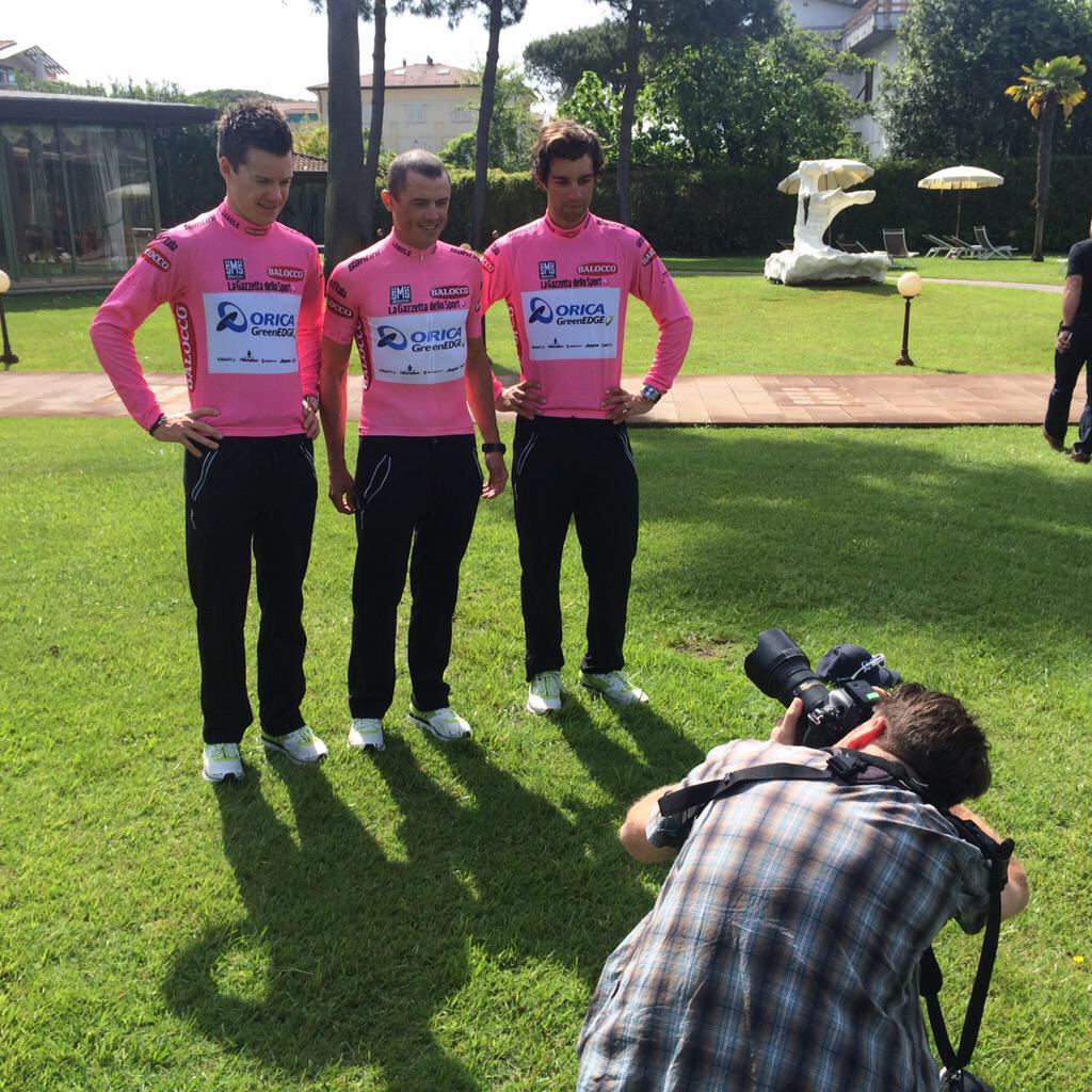 A special moment for <a href="/ORICA_GreenEDGE/">Orica GreenEdge</a> 3 Australians in the #MagliaRosa #giroditalia2015 #prettyinpink