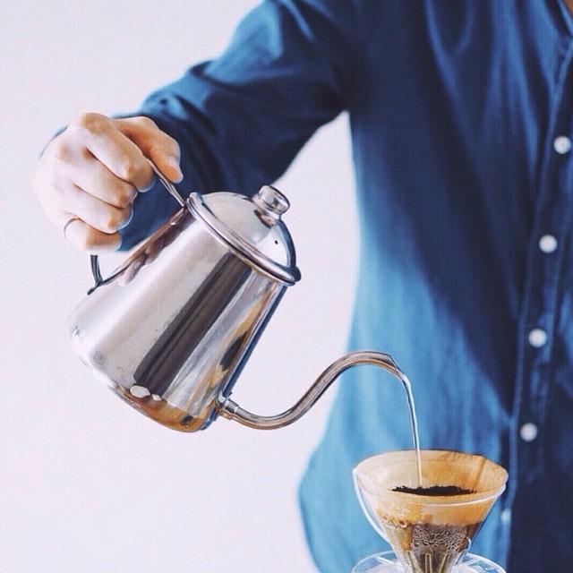 This pouring kettle 😍😍😍 📷 by <a href="/kurasu_/">生活</a> how do we get our hands on one of these?! ift.tt/1JcmJjq