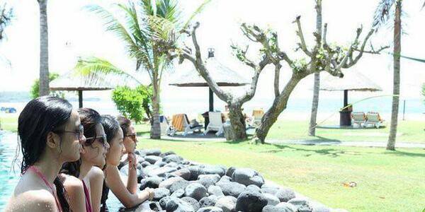 NasyaLoco's tweet photo. aku ,Cut Meyriska, Natasha Wilona, and Yuki Kato smile emotikon http://t.co/LqH42Fr3gf