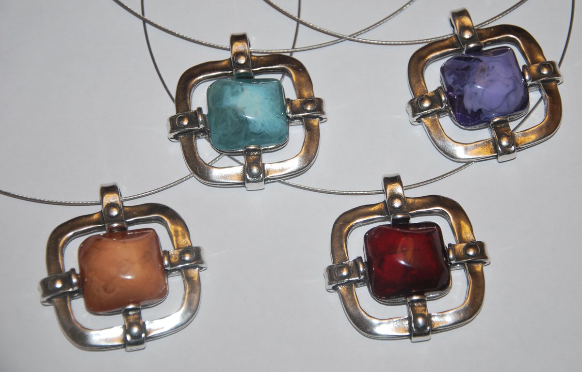 ElBlogdeRakeli's tweet image. Queda uno lila y otro ámbar. No te quedes sin ellos 
elblogderakeli.blogspot.com.es/2013/06/collar…