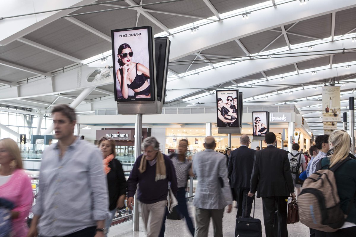 JCDecaux_UK's tweet image. Sunglasses at the ready!! @dolcegabbana target our sun-seeking passengers with this #DOOH campaign @HeathrowAirport