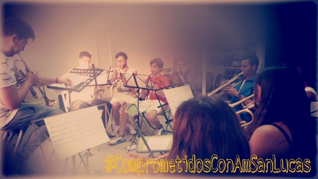 AMsanlucascoria's tweet photo. Pinceladas en la tarde de ayer en nuestra escuela de musica con @AMorenoRguez #SEGUIMOSCRECIENDO http://t.co/y8A474tahW