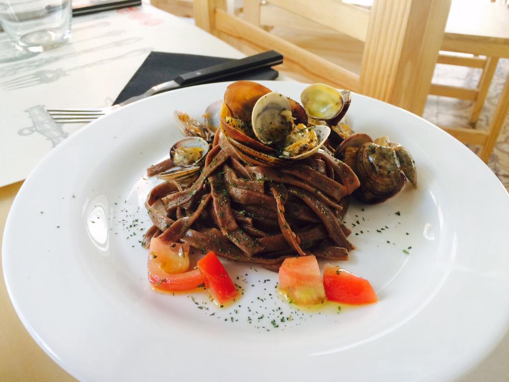 SeicentoAL's tweet photo. Fettuccine al cacao con almejas @foodbloggerm @tpssblog @FoodBloggersFr @Web_Foodblogger @alicante_actual @TardeoAlic http://t.co/qP9iLcC3yh