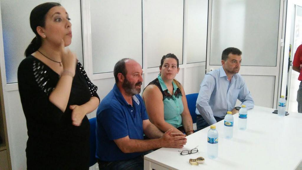 iuhuelva's tweet photo. @Pedroiu @MailloAntonio en asociación sordos #Huelva Con colectivos para difundir prouestas #AhoraIzquierdaUnida http://t.co/kGhK7AEPrs