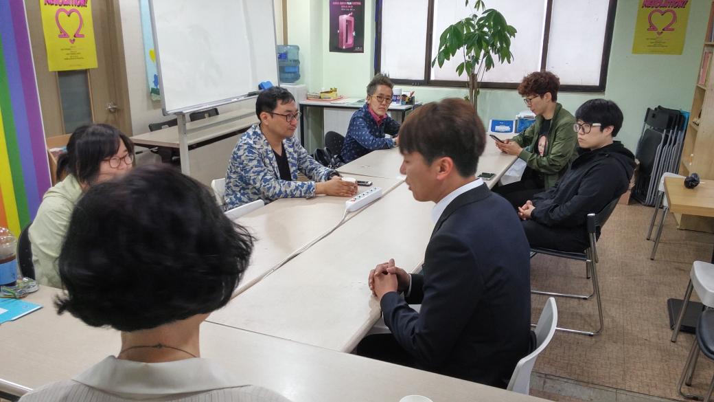 LGBT_foundation's tweet photo. 비온뒤무지개재단 2015<이반시티퀴어문화기금>을 퀴어문화축제에@kqcf 전달하는기금전달식을 진행했습니다.올해도행복하고즐거우며안전한 퀴어문화축제가되길이반시티와 @ivancitycom
비온뒤무지개재단이응원합니다!♥ http://t.co/gJopJEhtOi