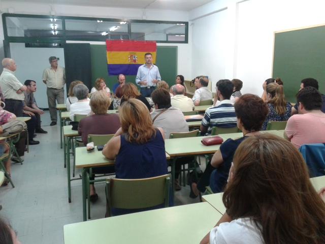 iuandalucia's tweet photo. .@MailloAntonio y @Pedroiu visitan Centro de Educación de personas adultas de La Orden @iuhuelva http://t.co/jTUU9dAoiW
