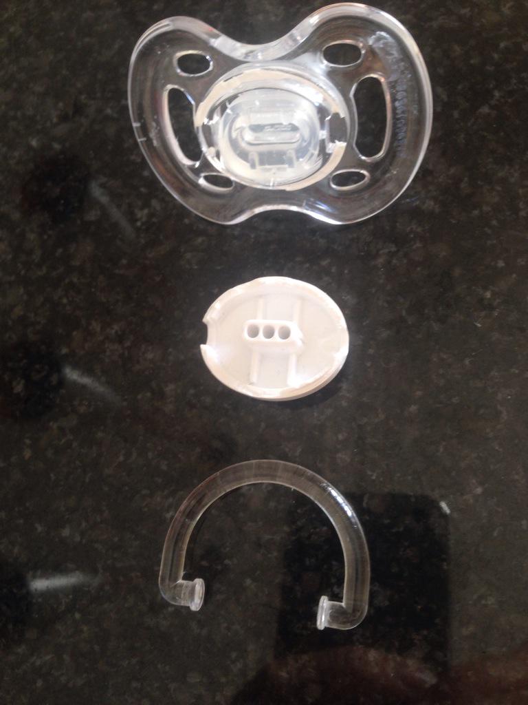 Drapeski's tweet photo. @Philips_AVENT taken this dummy from baby and it broke in my hand, only had it a month and has been cared for. 🚨 http://t.co/pv9JahkLeA