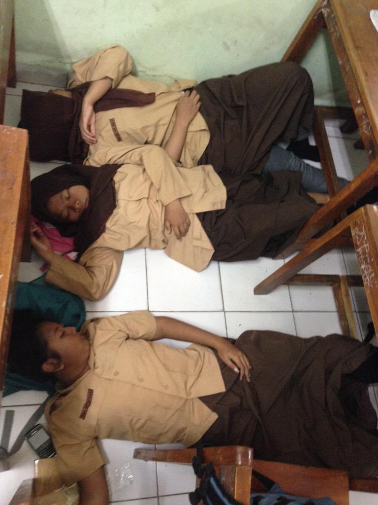 Zweicensea's tweet photo. Kelakuan ak2 kalo lg gaada guru :
1. Tidur
2. Nonton film
3. Dengerin lagu
4. Ngegalau
5. Karaokean
Ak2 the best wkwk http://t.co/eS8Dtou3G8