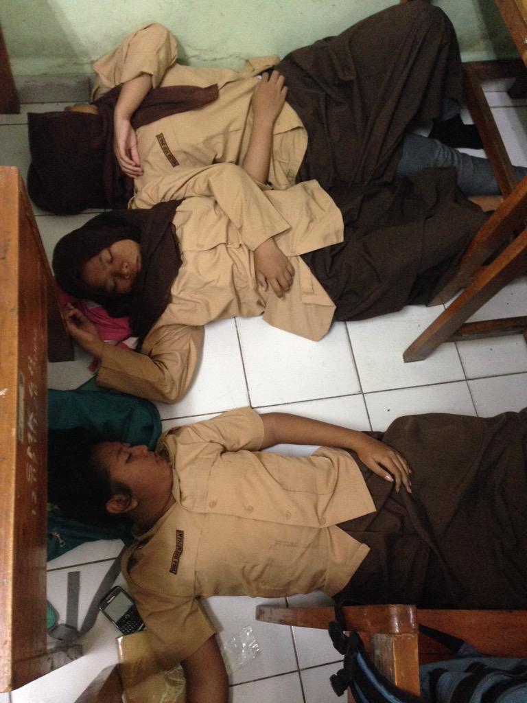 Zweicensea's tweet photo. Kelakuan ak2 kalo lg gaada guru :
1. Tidur
2. Nonton film
3. Dengerin lagu
4. Ngegalau
5. Karaokean
Ak2 the best wkwk http://t.co/eS8Dtou3G8