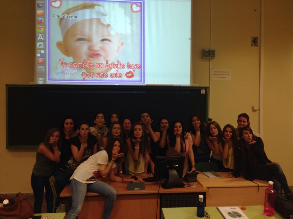 juaaanqui's tweet photo. Una beso y mucho ánimo desde la Universidad de Murcia #EducaciònInfantil #BesosEncadenados  #DiaNinoHospitalizado http://t.co/jE9prWv3Yo