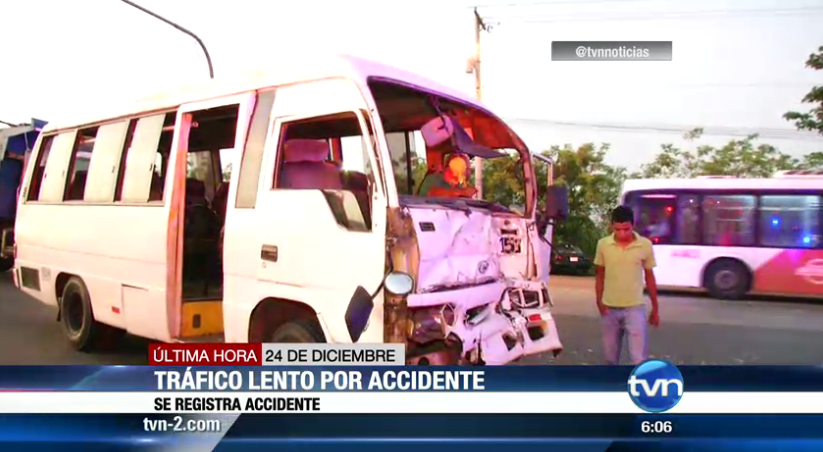 tvnnoticias's tweet photo. Coaster impacta por detrás a Metrobús que hacia giro en U frente a patio de Metrobús en 24 de diciembre. @Betseraitv http://t.co/cAdZ0OrFxe