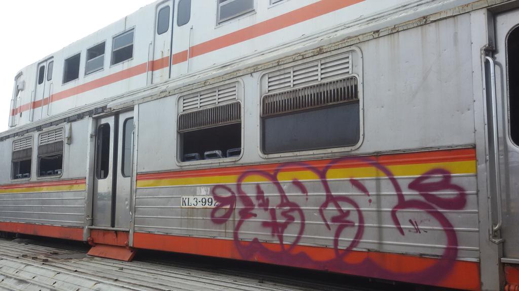CrewJKS's tweet photo. Throw Up BEE JKS
#Graffiti #Bombing #Train #Art #StreetArt #JKS http://t.co/9ZAQ4soyqw