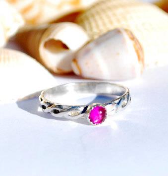 JewelryAsArt's tweet photo. ♥ #Ruby #Ring ♥ Set In Sterling Silver  
http://t.co/iiFTQhoPGS #jewelry #fashion #style #chic http://t.co/O0dLG7Lv6Y