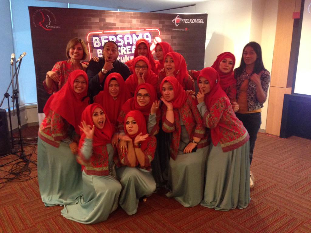 KerieLaw's tweet photo. Penyerahan Cinderamata Oleh Exct Vice President Jawa Bali di Acara Kunjungan Istri Dirut PT @Telkomsel di sby http://t.co/vmjqXeswQD