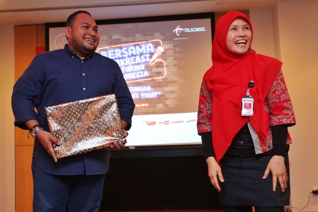 KerieLaw's tweet photo. Penyerahan Cinderamata Oleh Exct Vice President Jawa Bali di Acara Kunjungan Istri Dirut PT @Telkomsel di sby http://t.co/vmjqXeswQD