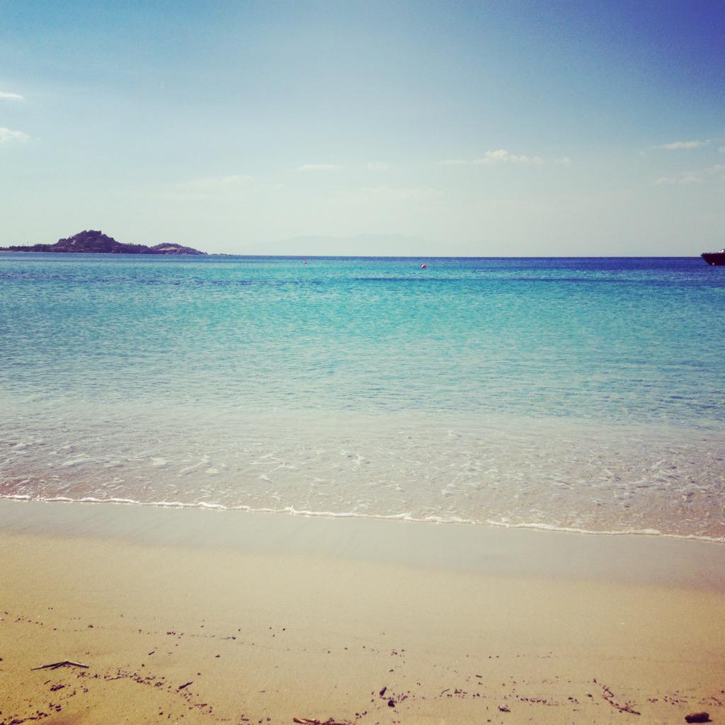 TRISTRAMBROS's tweet photo. #mykonos #psarou #beach http://t.co/Ag7BD6Txnv