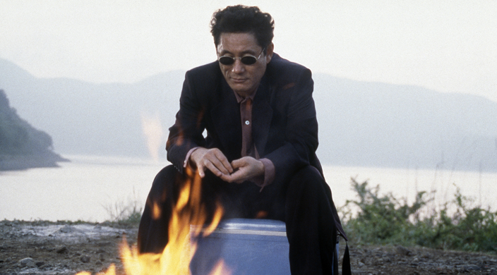 forumdesimages's tweet photo. [BEAT TAKESHI] À 16h30, "Hana-Bi" de T. Kitano, Lion d'or à la #MostraDeVenise 1997 #BleuFDI http://t.co/o3DGBpaoOy http://t.co/Jlq5Nnhjue