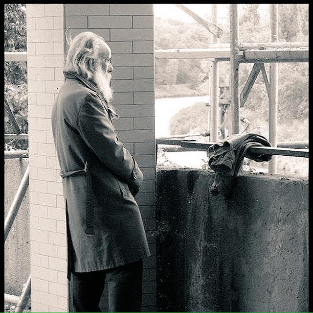 مُوجعة هي دمُوع المسٌن بعّد أن رحلت الأيآم وأصْبَح وحيداً بلآ صاحبْ..