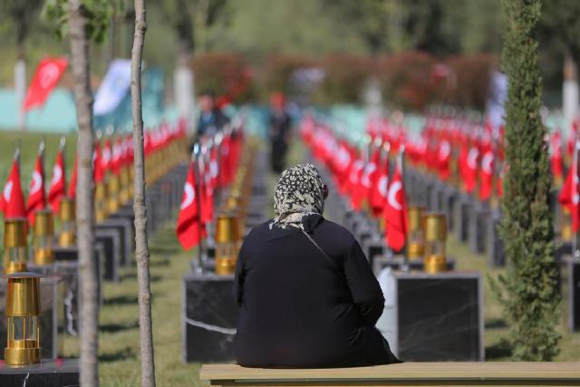 bugsBun31's tweet photo. http://t.co/13xWCTYlDH
301 Madencinin Hayatını Kaybettiği Kazanın Birinci Yıl dönümünde Soma’ya Giden Yok http://t.co/46apPRT8eq