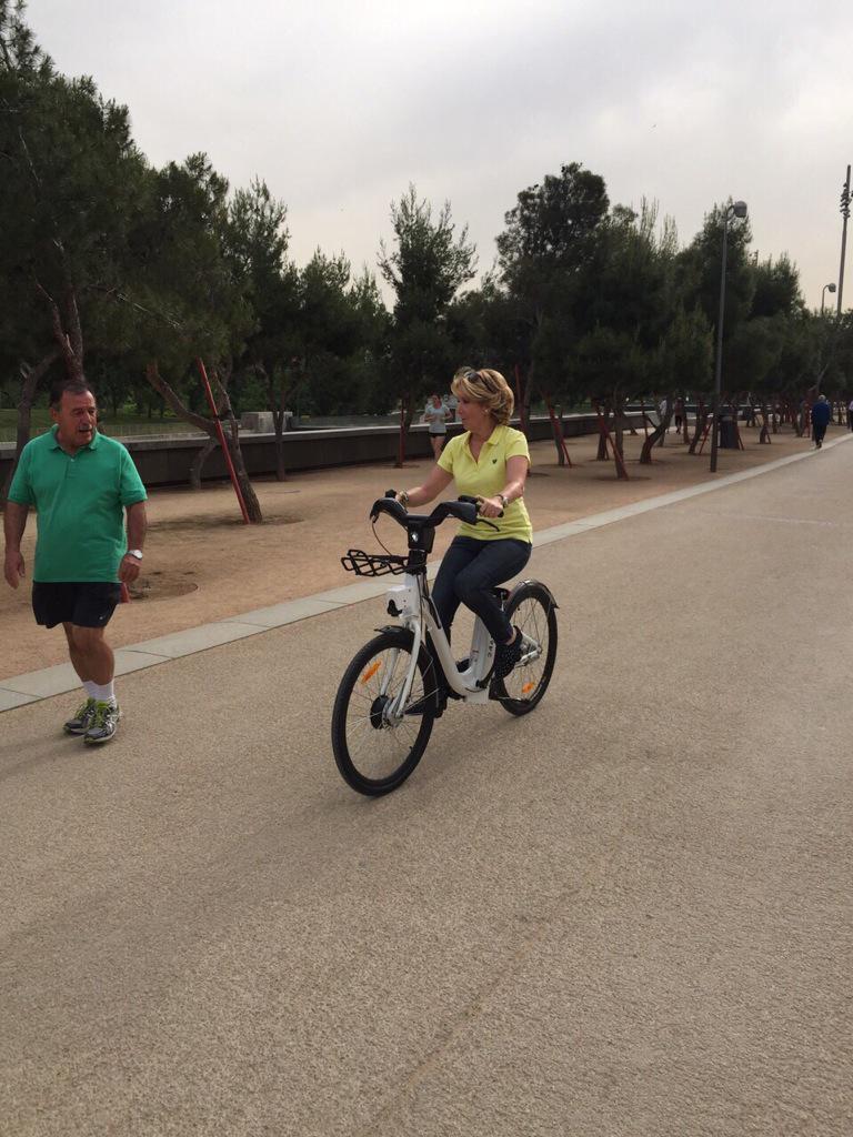 ppmadrid's tweet photo. Las dos ruedas son cosa de @EsperanzAguirre 😉 http://t.co/aDngLXwbpo