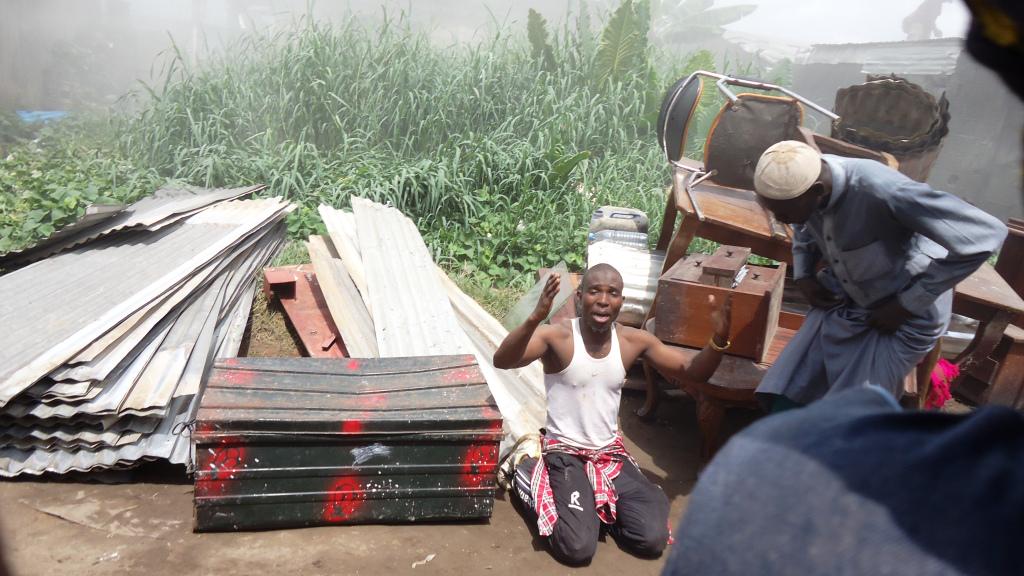 collectif_3m's tweet photo. Bonabéri, le 28 mars 2014. Arouna Aladji, un déguerpi du quartier Nkomba, est inconsolable #PhotographieDePresse http://t.co/KnywGNeVR7