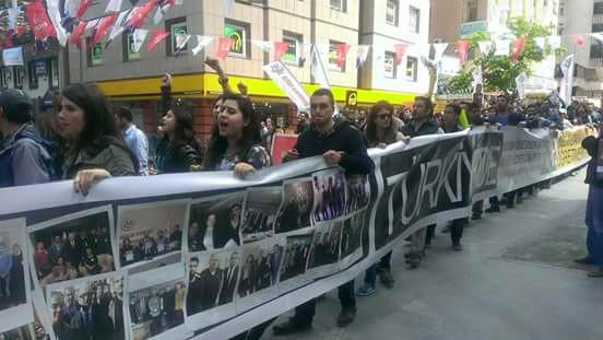 gidennn1's tweet photo. #OgretmenlerMEBdeATAMAnerede @RT_Erdogan @Ahmet_Davutoglu @memetsimsek @MaliyeBakanligi 40bini almadan dönmüyoruz http://t.co/7QQCZvnrZl