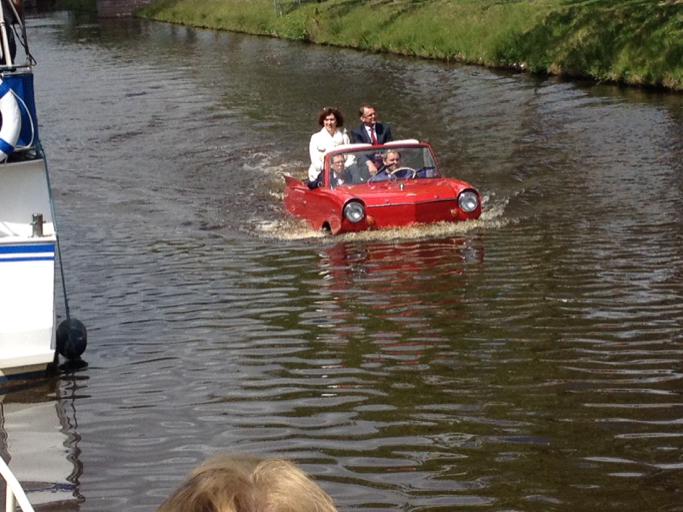 okkiesmit's tweet image. Burgemeester Galama te water met auto tijdens opening Snikkeweek Musselkanaal