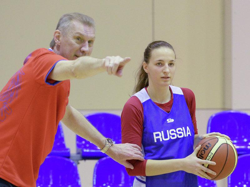 Тренер женской сборной России по баскетболу.