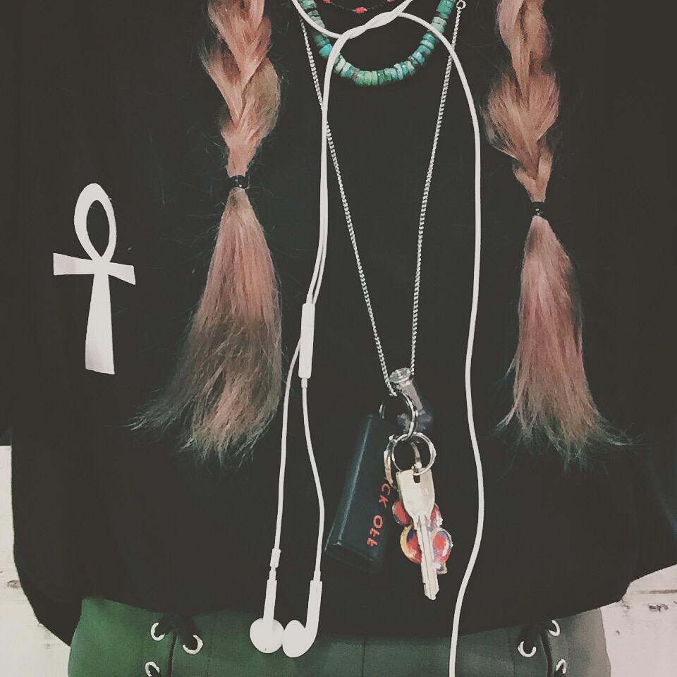 GUPPYheres2lyfe's tweet photo. im latchkeychild☝🏻️🔑🏠💰☥💎
編み上げショーパンはカーキが断然かわい😌🆗🌿
#鍵っ子 #latchkeychild #accessories #turquoise #amethyst #powerstone http://t.co/WeWdd7qxyt
