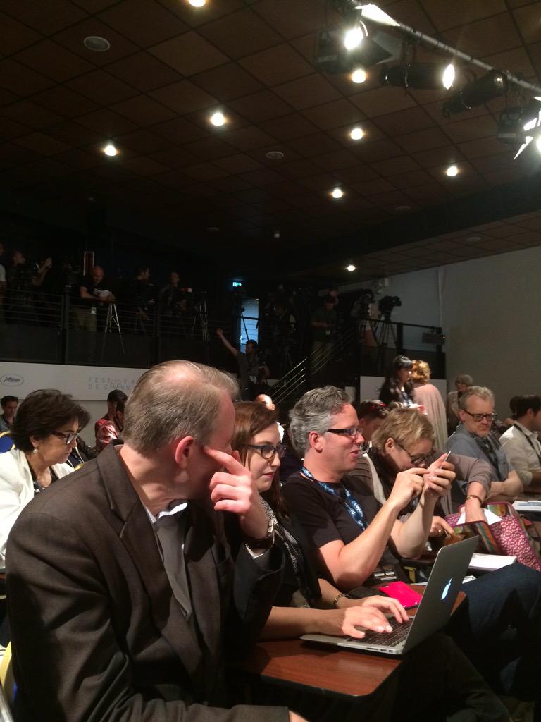 allocine's tweet photo. #Cannes2015 On y est ! On attend plus que le jury du Festival. La salle est déjà quasi comble http://t.co/lB9r0QIYuE