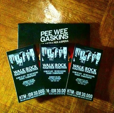 Walk together, rock together! Jum'at berkeringat bersama : <a href="/Alone_At_Last/">Alone At Last*</a> <a href="/PWGofficial/">Pee Wee Gaskins</a> <a href="/Tragedi_HC/">Tragedi Hardcore</a> <a href="/syubidupidapap/">Rian Syubidupidapap</a>