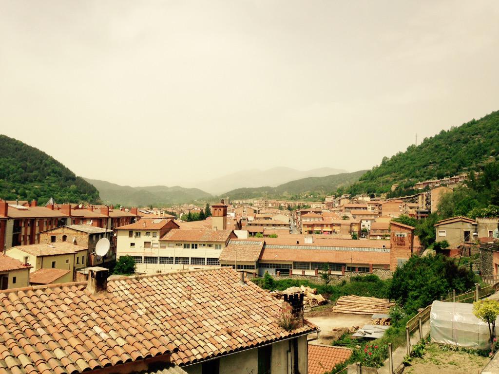 Meteoripoll's tweet photo. La serra de Montgrony no es veu des de #Ripoll amb una boirina tipus "calima" #Ripolles http://t.co/DFuF5STMPu http://t.co/t0l13slSdc