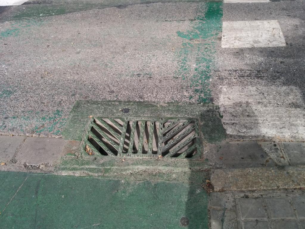 Velocespuntoes's tweet photo. @Ayto_Sevilla reventón y caída al meter rueda en esta trampa. Eduardo Dato con Beatriz de Suabia. Solución, por favor http://t.co/crAONRBkOZ