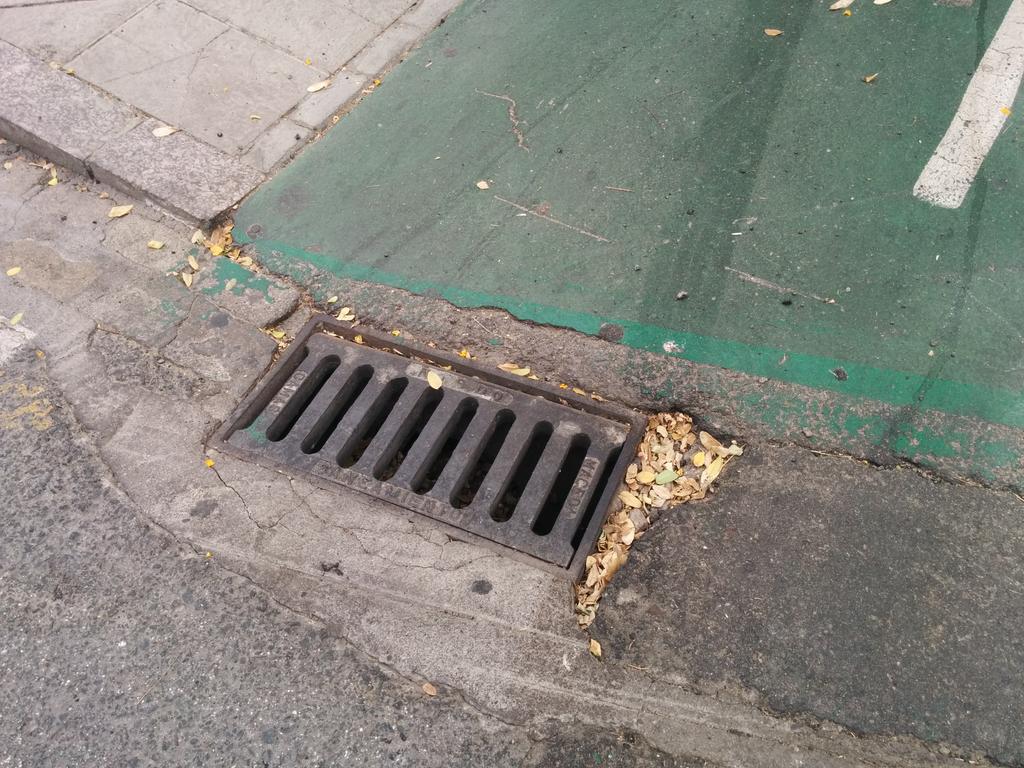 Velocespuntoes's tweet photo. @Ayto_Sevilla otra trampa en Eduardo Dato con Divino Redentor. Meter la rueda ahí es como mínimo un llantazo. http://t.co/5SMKVj6Tet