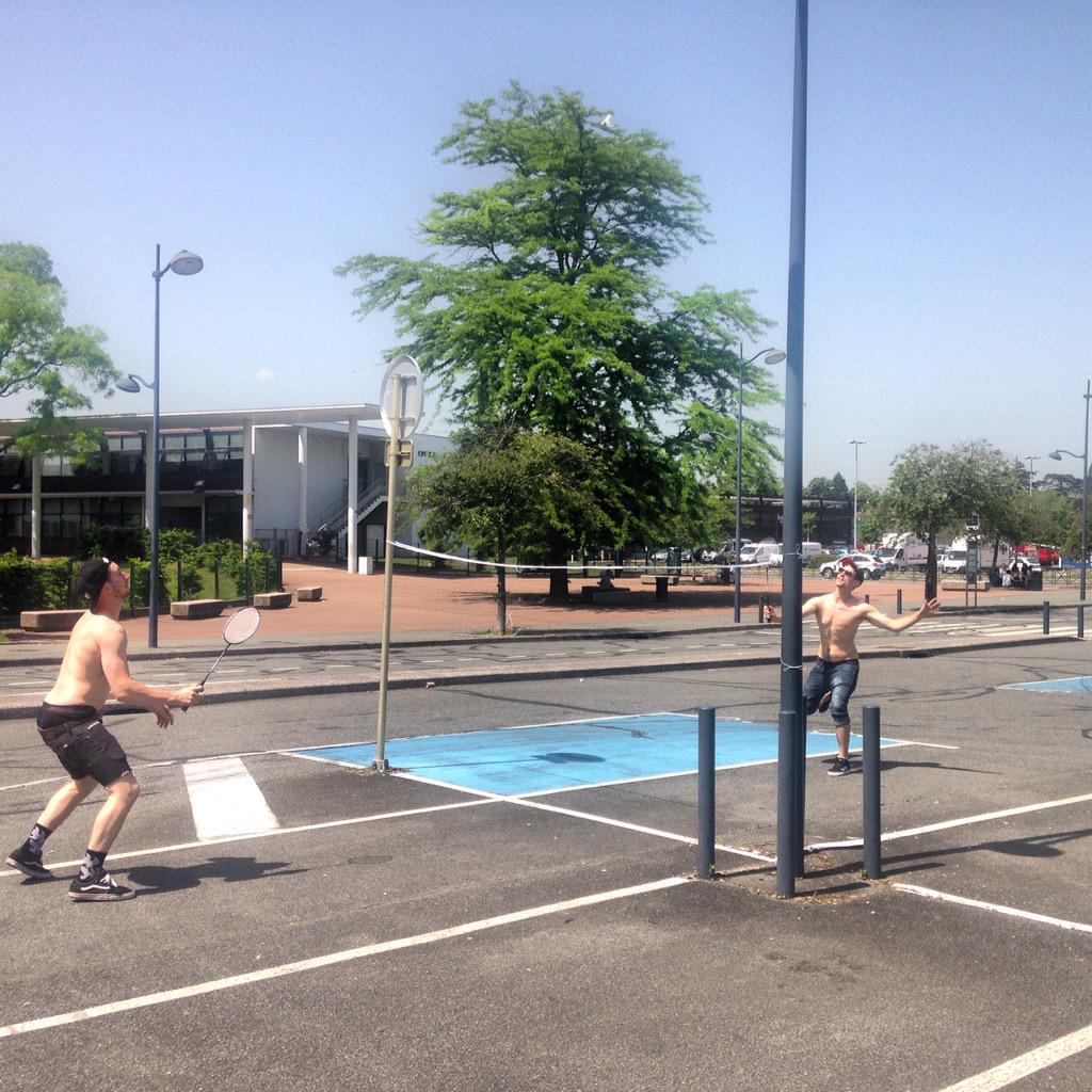 Killing time during supermarket stops with badminton breaks.. Round 1 - <a href="/sawyerpeter/">Pete Sawyer</a> vs <a href="/fo0man/">✴</a> #thefullcab