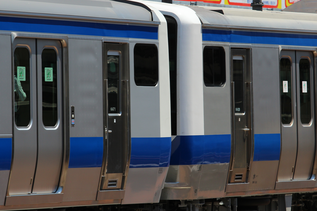 貼り換えが進むJR東日本首都圏通勤電車のドアステッカー。従来の物と 
