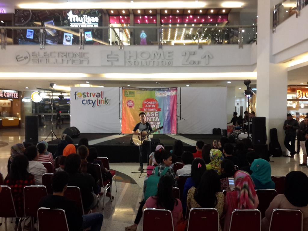 kulibangu's tweet photo. Semua pengunjung @festcitylink pada sing a long nih bareng @GioIDOL8 di #RCItampil http://t.co/5VlGZHnAHH