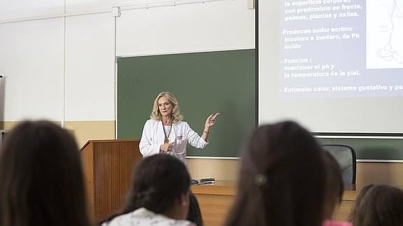 ideal_granada's tweet photo. #UGR | http://t.co/tULNfYByPs María Teresa Gutiérrez Salmerón impartió ayer su última clase en Medicina http://t.co/sjgyaMrD7Z